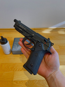 UUS UMAREX BERETTA M9A3 Airsoft 6mm CO2 Blowback (7 foto / 10)