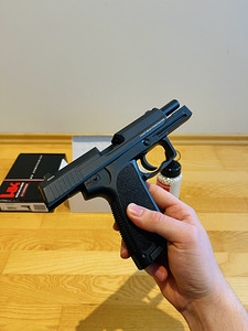 UUS UMAREX Heckler&Koch USP Airsoft 6mm CO2 Blowback (9 foto / 10)