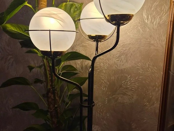 Elegantne kolme valgusallikaga põrandalamp valgusti lamp