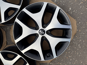 19" оригинальные диски Kia 5x114,3 + датчики (4 фото из 10)