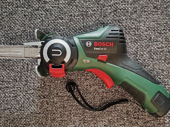 Аккумуляторная пила Bosch EasyCut 12