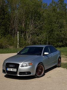 Audi A4 (1 фото из 11)