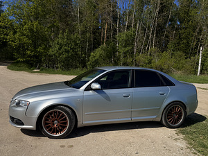 Audi A4 (2 фото из 11)