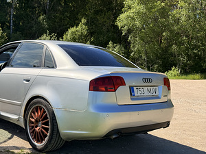 Audi A4 (4 фото из 11)