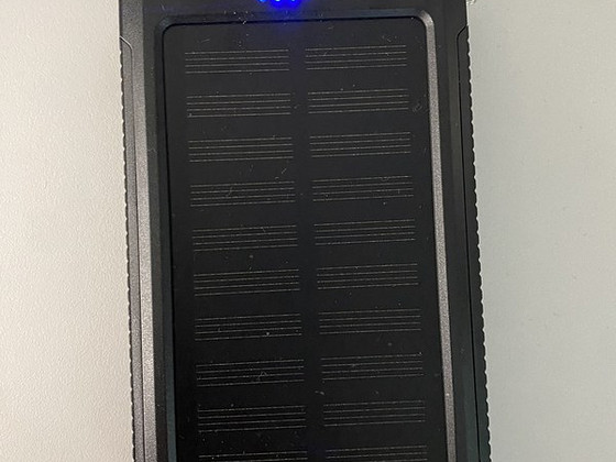 Päikeseenergial laetav akupank