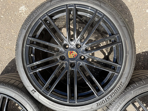 21" оригинальные диски Porsche Panamera разной ширины 5x130 + шины (7 фото из 10)