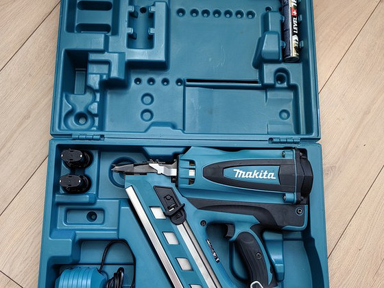 Makita GN900SE