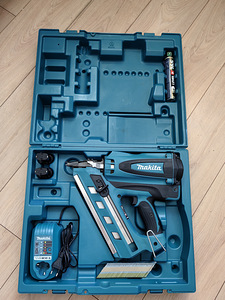 Makita GN900SE (2 foto / 2)