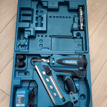 Makita GN900SE