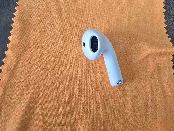Левый Apple AirPods 4 A3053 оригинал