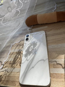 iPhone 11 (1 foto / 3)
