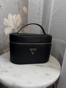 Guess косметичка (1 фото из 3)
