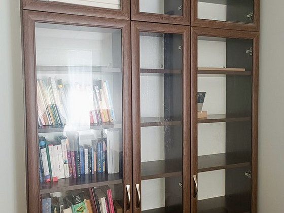 Книжный шкаф