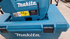 Makita аккумуляторная мойка (3 фото из 4)