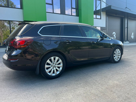 OPEL ASTRA SPORTS TOURER 2011