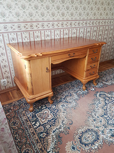 Антикварный письменный стол (2 фото из 4)