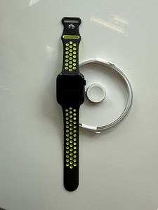 Apple Watch SE3 GPS 44мм (1 фото из 4)