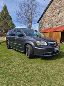 Lancia Voyager 2011 (2 foto / 9)