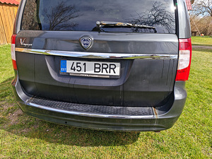 Lancia Voyager 2011 (7 foto / 9)