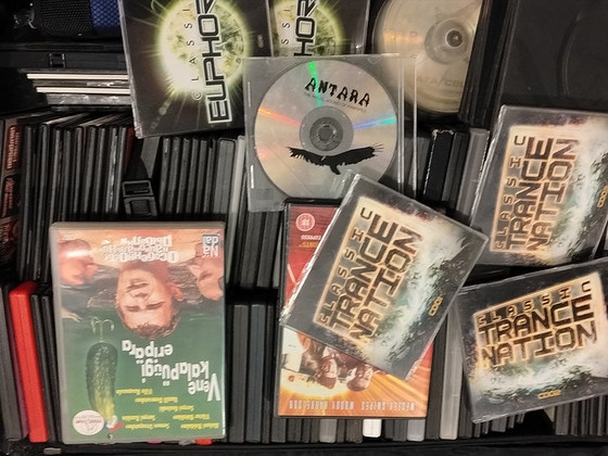 DVD-d vene ja inglise keeles filmidega. CD muusikaga.