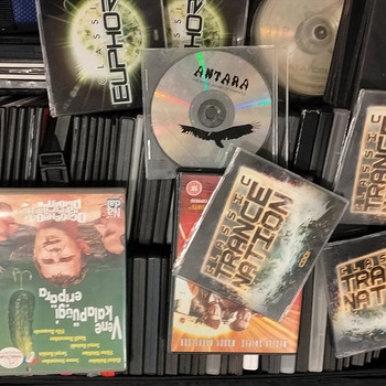 DVD с фильмами на русском и английском языках. CD с музыкой.