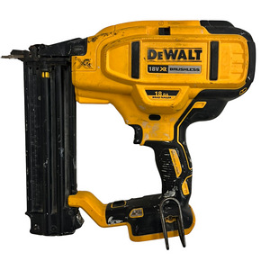 Аккумуляторный пистолет DeWalt DCN680 (2 фото из 5)