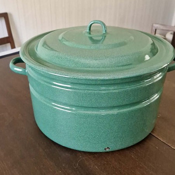 Эмалированная кастрюля