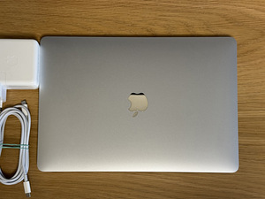 Apple Macbook Pro 13 M2 8/256GB Silver SWE в отличном состоя (1 фото из 8)