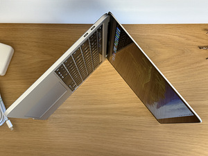 Apple Macbook Pro 13 M2 8/256GB Silver SWE в отличном состоя (3 фото из 8)