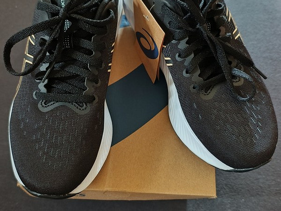 Новые кроссовки Asics, размер 37