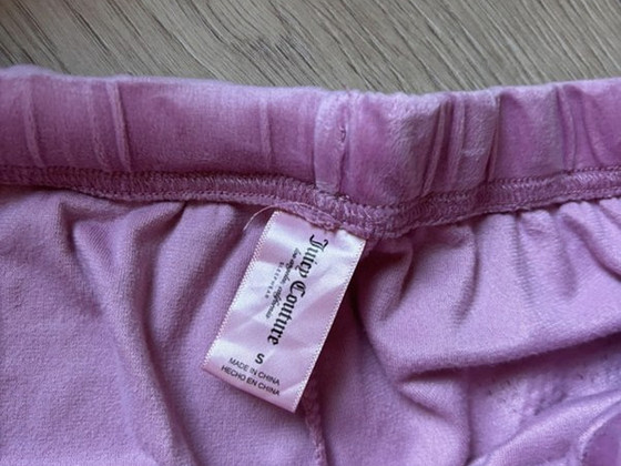 Иконические велюровые джоггеры Juicy Couture с логотипом из страз на задней част...