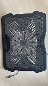 Охлаждающая подставка для ноутбука Trust GXT1126 Aura (4 фото из 4)