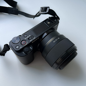 Sony ZV-E10 kaamera + Sony 50mm objektiiv ja lisatarvikud (2 foto / 6)