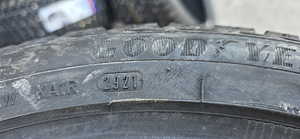 Шины R19 255 40 19 Goodyear Ultra Grip Ice 2 100T XL (3 фото из 3)