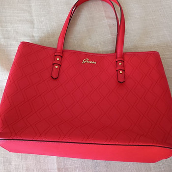 Красная сумка Guess