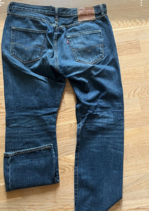 Темно-синие джинсы Levis размер 44 (3 фото из 4)