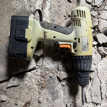 Аккумуляторная дрель Makita плюс еще одна дрель