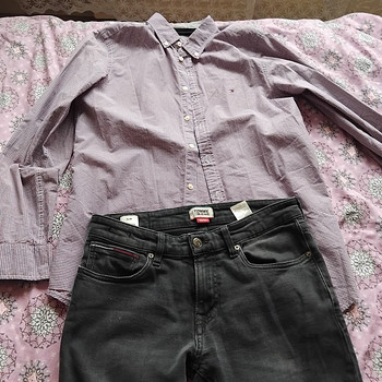 Meeste mustad teksad ja särk Tommy Hilfiger.