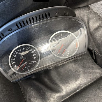 Valge armatuurlaud enne facelift'i E60
