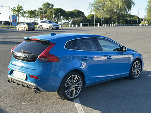 Volvo V40 1.6t 132kw R-design 2013 (4 foto / 10)