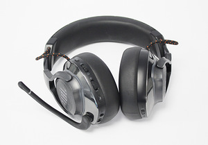 JBL Quantum 800 (2 фото из 2)