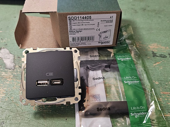 Schneider SEDNA USB ЗАРЯДНОЕ УСТРОЙСТВО A+C 3A 21W АНТРАЦИТ + рамка
