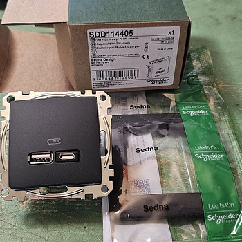 Schneider SEDNA USB LAADIJA A+C 3A 21W ANTRATSIIT + raam