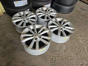 Nissan Оригинальные Литые Диски R 16 (2 фото из 6)