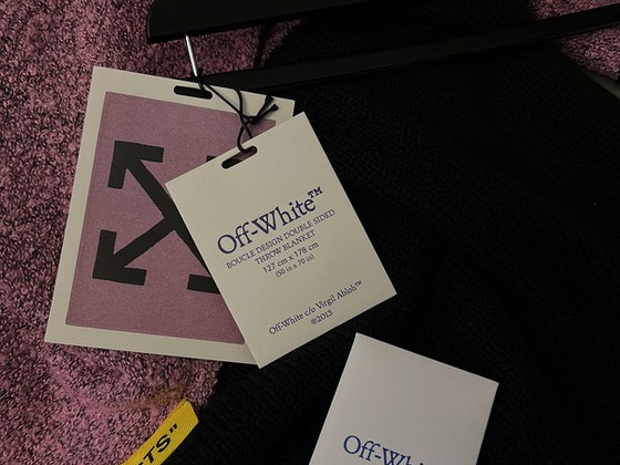 OFF-WHITE pleed 127x178
