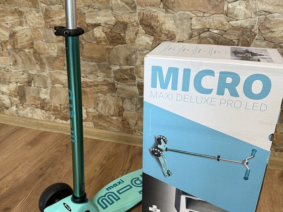 Самокат Micro Maxi Deluxe LED PRO ярко-синий 5-12 лет
