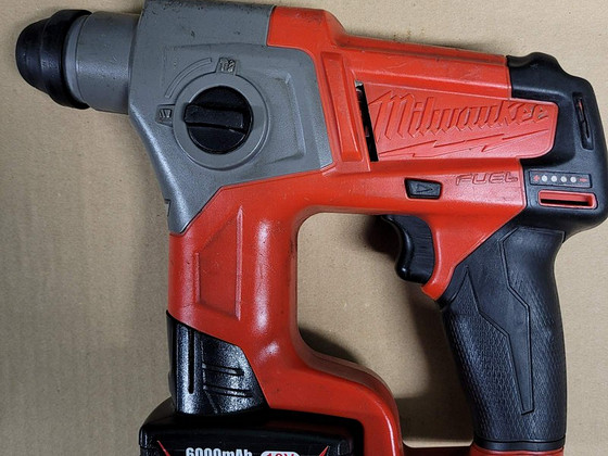 Milwaukee M12 CH akutoitega perforaator (puur) + 3 akut