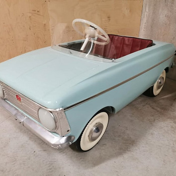 Restaureeritud laste plekist Moskvich pedaalauto