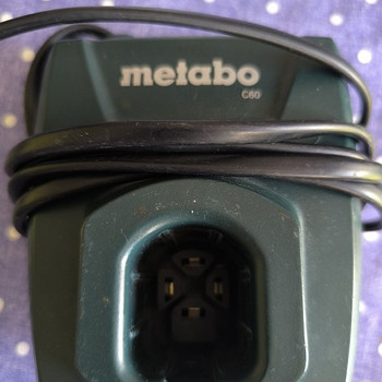 Продам зарядку metabo