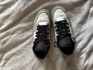 Продам кроссовки Air Jordan 1 Low/müün tossusid (2 фото из 3)